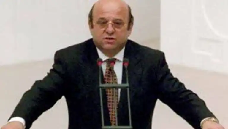 Eski Bakanın Ölümü Ülkeyi Yasa Bürüdü